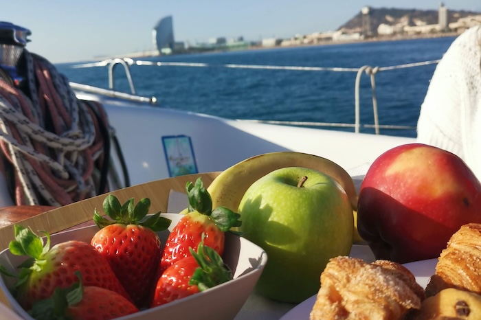 Desayuno en barco en Barcelona
